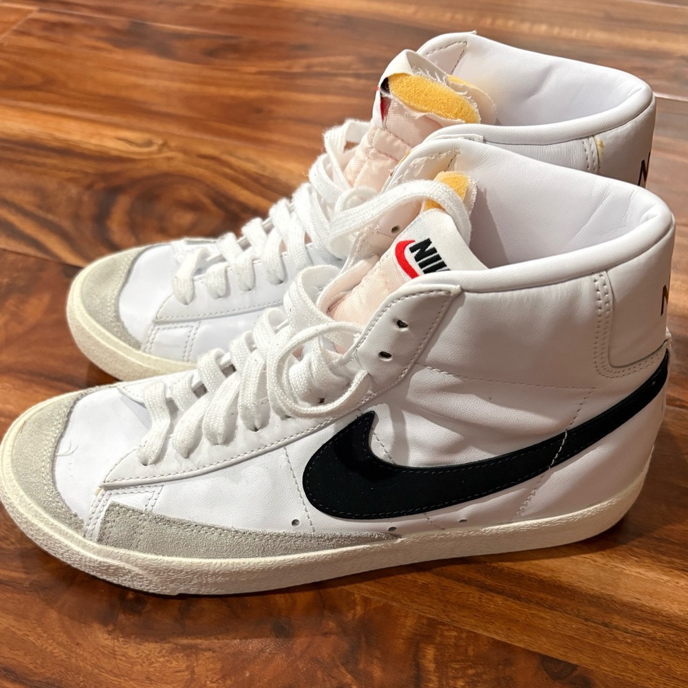 NIKE - Women’s Blazer Mid 77’ Vintage White Black Sneakers - Picture 2 of 2
